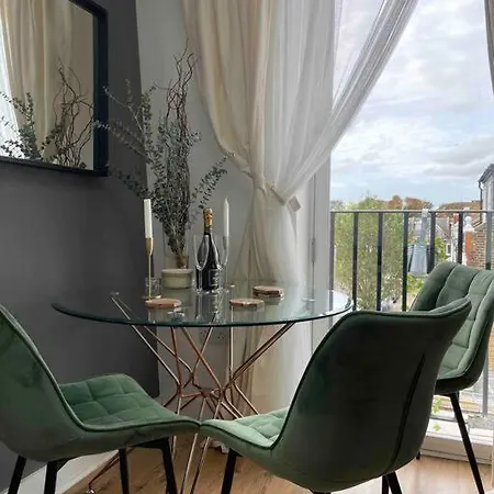Cosy And Quiet One Bedroom Thames Flat Londra Esterno foto